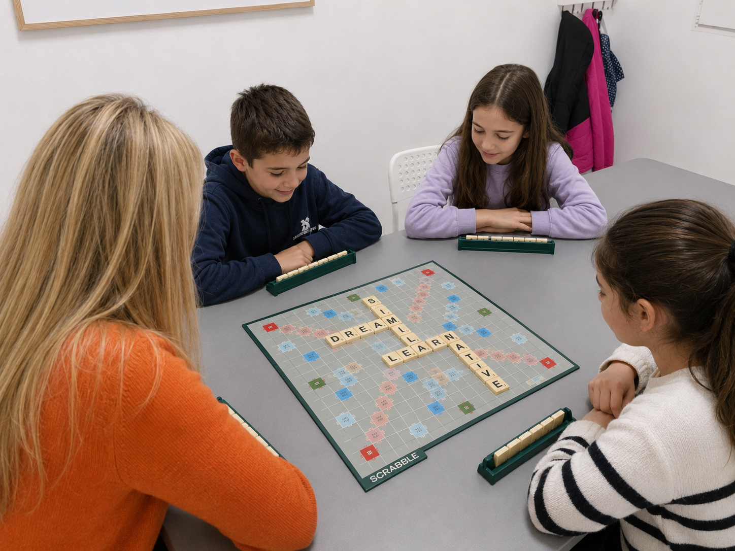 Infants jugant a l'Scrabble en anglès
