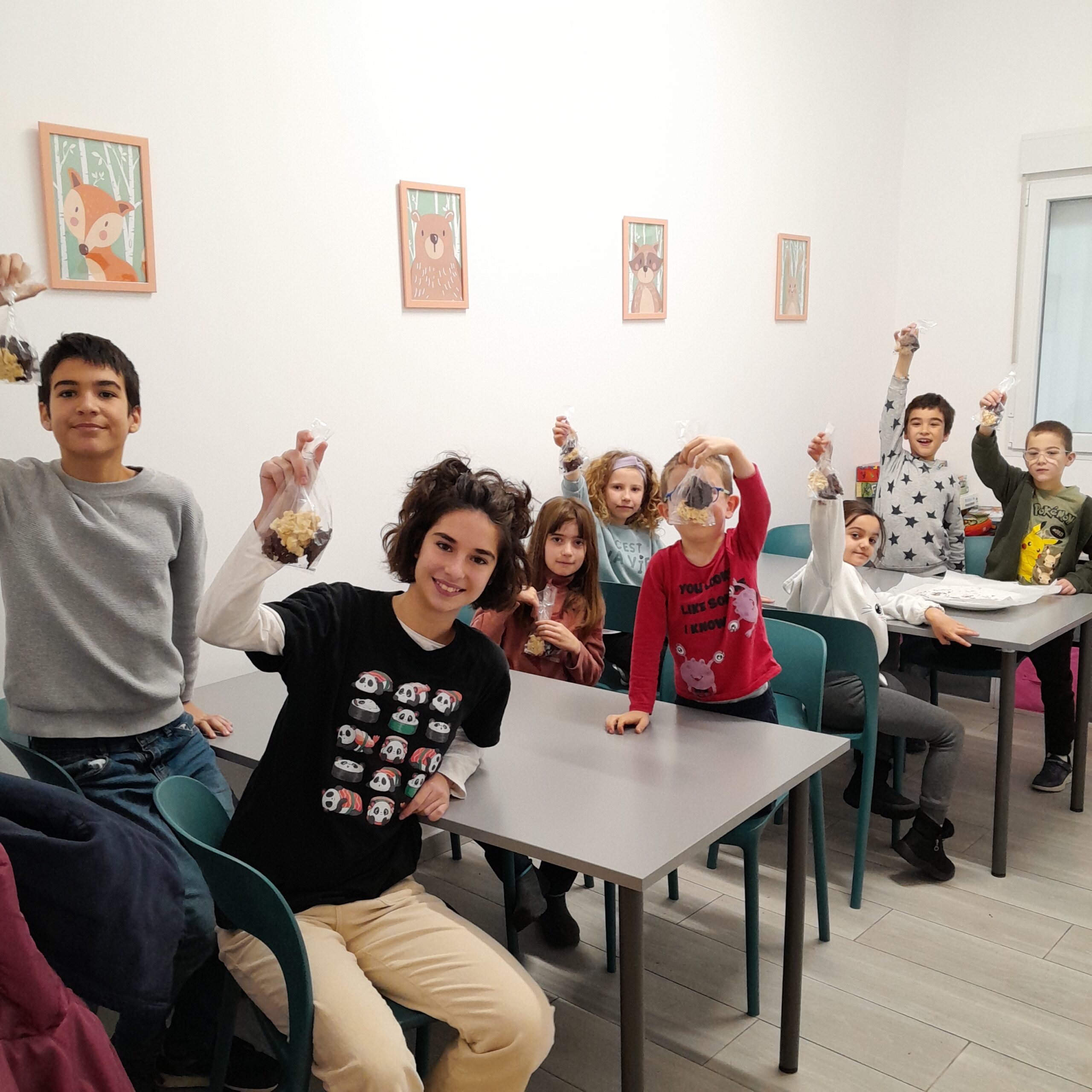 Nens saludant durant el Casal de Nadal