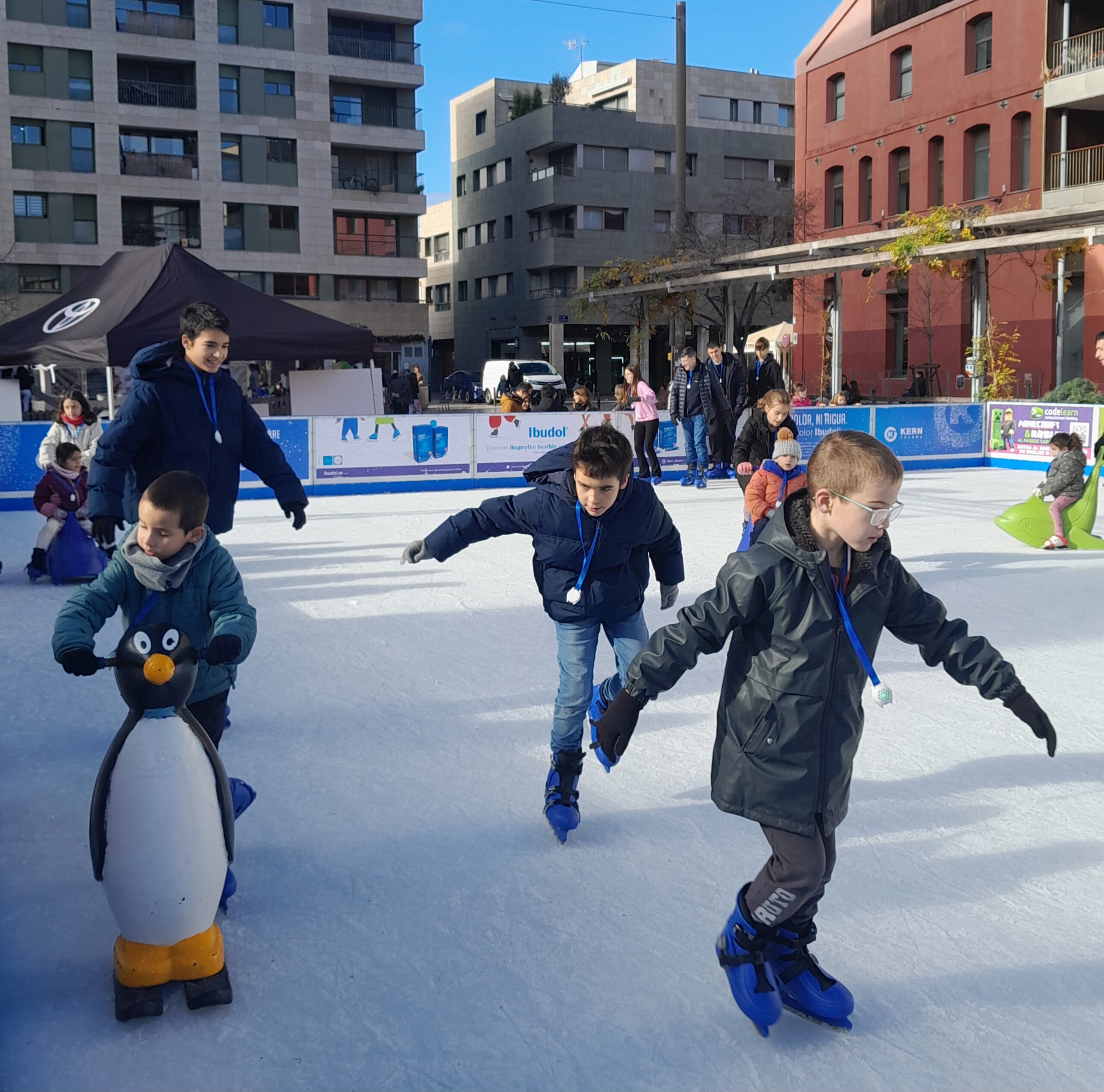 Infants fent patinatge sobre gel